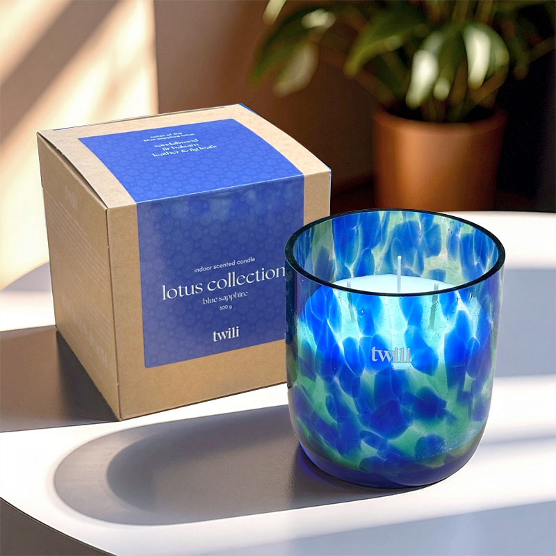 [VDC-80100045] TWILI INDOOR SCENTED CANDLE LOTUS COLL. SAPPHIRE M 11cm/650gr