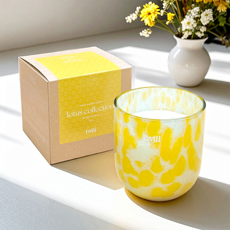 [VDC-80100044] TWILI INDOOR SCENTED CANDLE LOTUS COLL. HONEY LEMON M 11cm/650gr